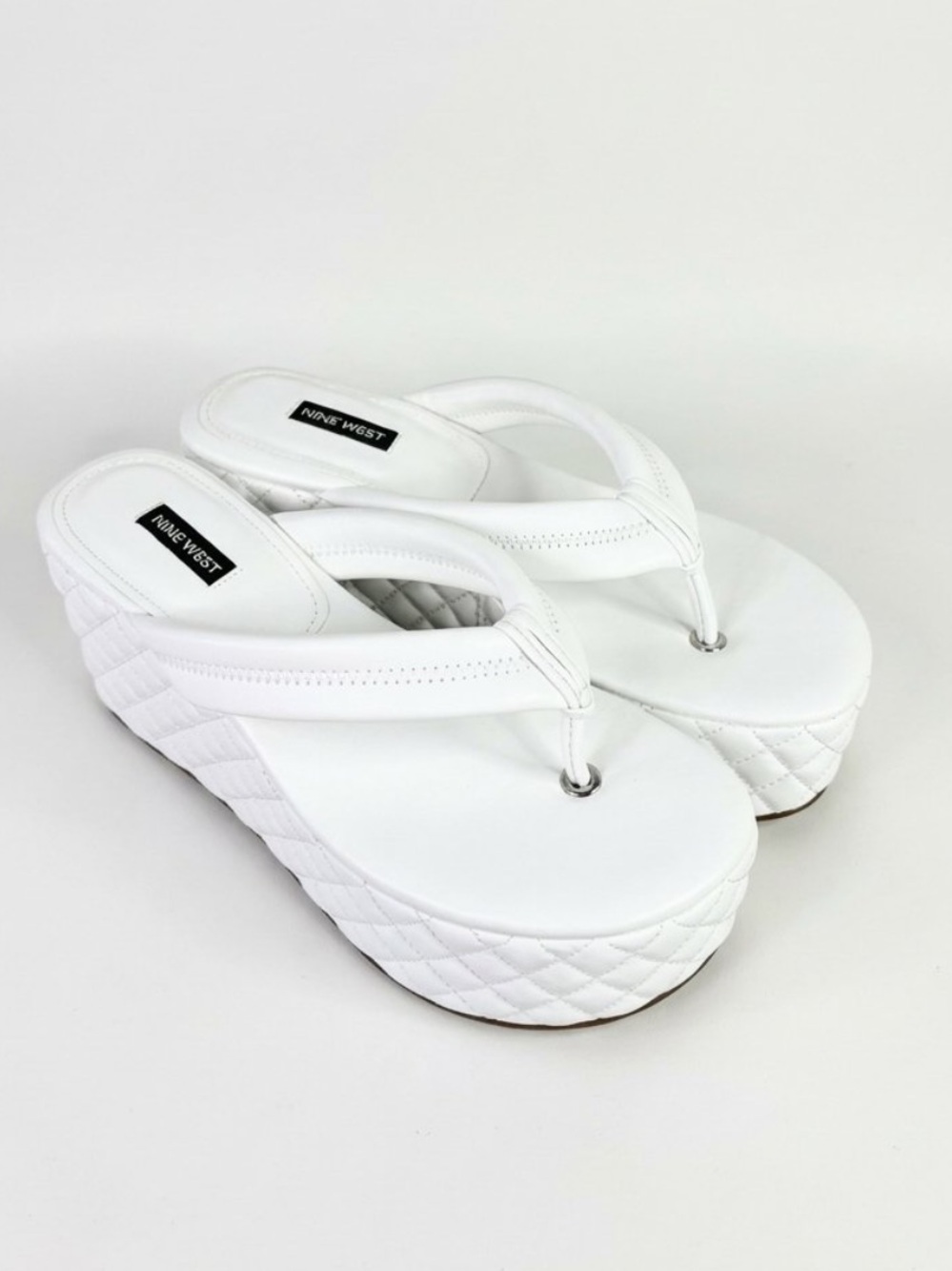Nine West white vegan leather platform dressy sandals thong quilted size 9 new